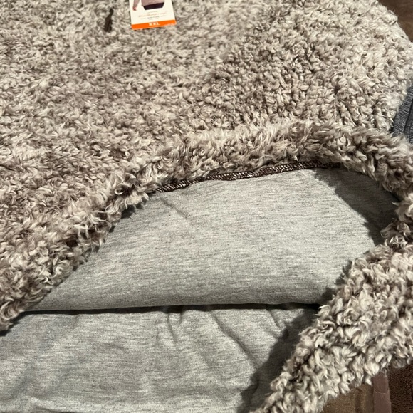 NWT, oversized, fuzzy, comfy sweatshirt. Lined with cotton - Picture 2 of 4